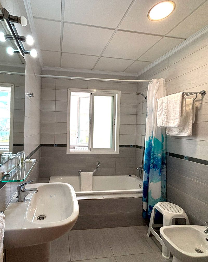 baño-habitacion-hostal-eltrovador baño-habitacion-hostal-eltrovador