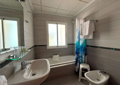 cama-matrimonio-hostal-trovador2