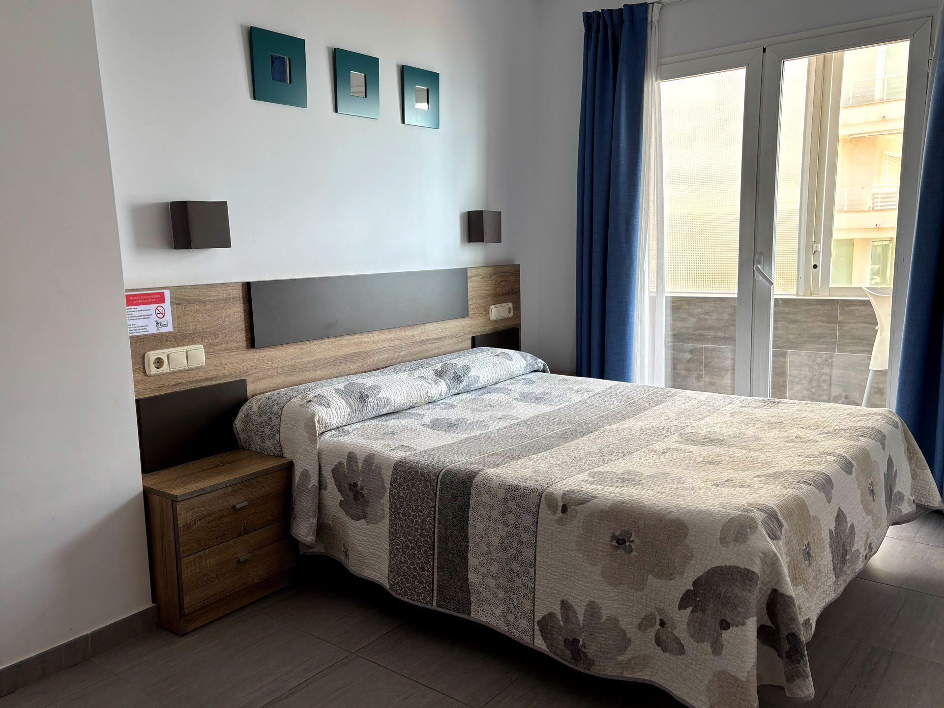 cama-matrimonio-hostal-trovador7 cama-matrimonio-hostal-trovador7