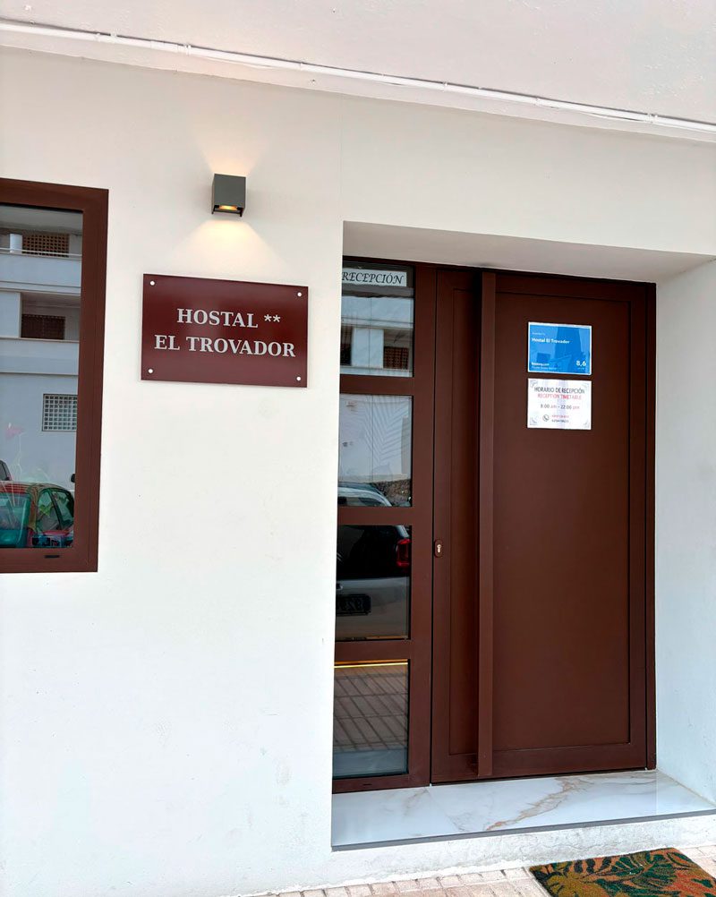 hostal-el-trovador-entrada hostal-el-trovador-entrada